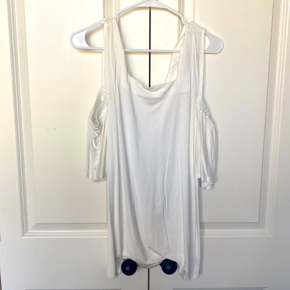 Red by BKE - M - Ivory keyhole top
